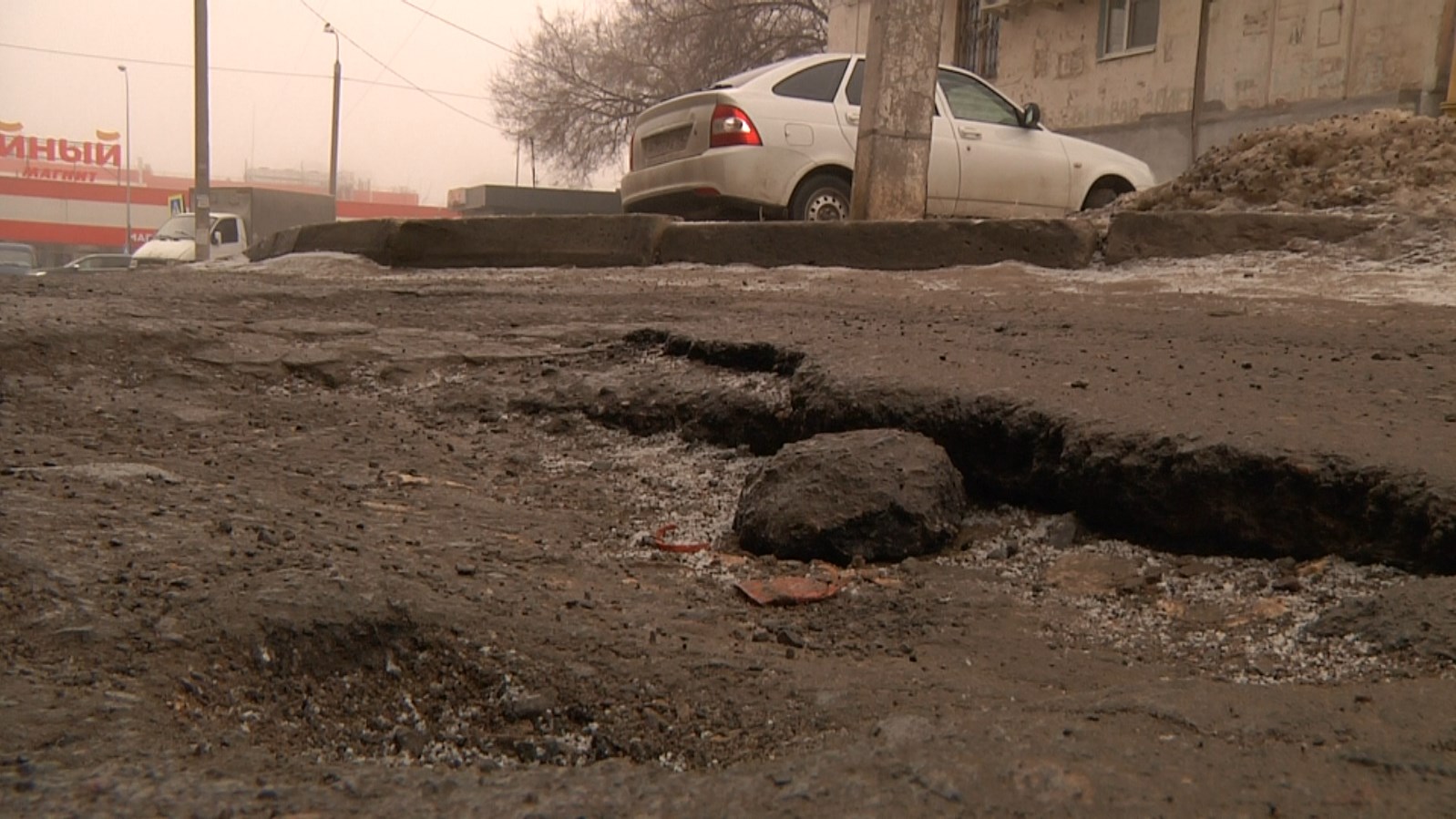 Жители дворов в Волгограде жалуются на разбитые дороги